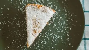 Bolo de Milho com Coco Cremoso Sem Liquidificador: Sabor de Roça!