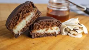 Bolo de Chocolate com Recheio de Beijinho de Coco: Um Abraço Tropical