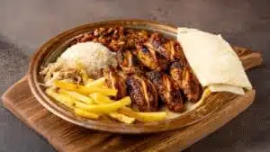 Arroz de Forno Fácil com Frango Desfiado e Requeijão: Jantar Rápido e Saboroso
