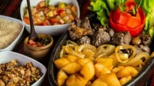 Farofa de Ovos Crocante com Bacon e Calabresa para sua Feijoada