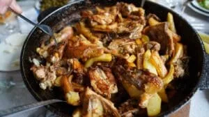 Frango Assado com Batatas no Forno: Suculento e Crocante