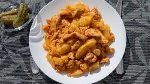 Frango Assado Inteiro com Batatas Rústicas: Sabor de Casa no Forno