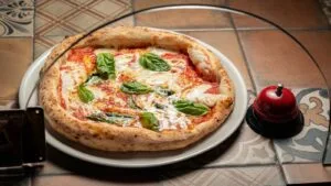 Pizza Napolitana Tradicional: Borda Alta e Fermentação Longa