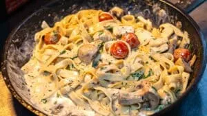 Macarrão na Panela de Pressão Cremoso: Jantar em 15 Minutos
