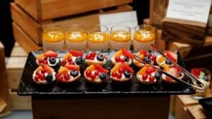 Panna Cotta com Calda de Frutas Vermelhas: Elegância em 4 Ingredientes