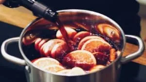 Quentão de Vinho Caseiro: Aqueça sua Festa Junina com Sabor!