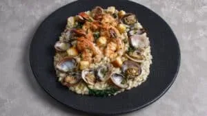 Risoto de Camarão Cremoso: Jantar que Impressiona com Ponto Perfeito
