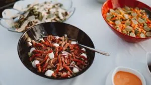 Salada Caprese Tradicional: Frescor Italiano com Muçarela de Búfala e Manjericão