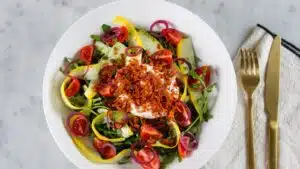Salada de Brócolis com Bacon e Molho de Iogurte: Sabor e Crocância