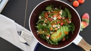 Salada de Folhas Verdes com Morango e Queijo de Cabra: Leveza e Sabor