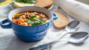 Sopa de Legumes com Frango Cremosa: Jantar Leve e Quentinho em 30 Min