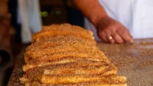 Cartola Pernambucana Cremosa: Banana, Queijo Coalho e a Sobremesa Quente do Recife