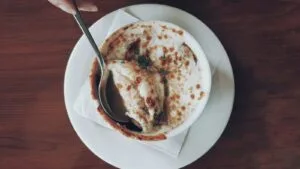 Sopa de Cebola Gratinada com Queijo Minas: o jantar de inverno que aquece em 50 minutos