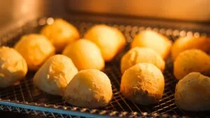 Cuca de Linguiça com Queijo Colonial: o sabor salgado da Serra Gaúcha para julho