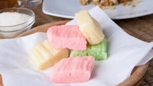 Bolo Cremoso de Macaxeira com Queijo Coalho e Coco: o Doce Nordestino que Sustenta Julho