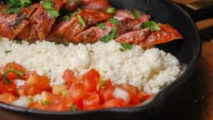Arroz Capote Nordestino: o Almoço de São Pedro com Leite de Coco e Cebola Caramelada