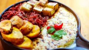 Bolo de Mandioca com Queijo Coalho: o Doce Nordestino que Sustenta o Café de Julho