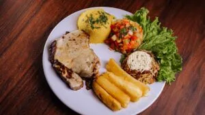 Escondidinho de Carne de Sol com Macaxeira e Queijo Coalho: o Almoço Nordestino de Julho