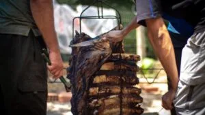 Costelada Gaúcha de Chão: o Almoço de Domingo que Reúne a Família Gaúcha em Julho