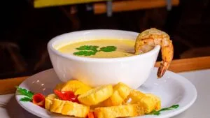 Caldo de Camarao com Pirao Baiano: o Jantar Cremoso das Noites Frias de Julho