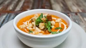 Sopa de Tomate com Manjericão e Queijo Coalho Grelhado: o Jantar Cremoso de Agosto