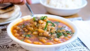 Sopa de Feijão Branco com Escarola e Paio: jantar paulista para agosto frio
