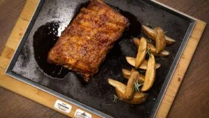 Lombo de Porco Assado com Farofa de Cebola Caramelada e Batatas Rústicas