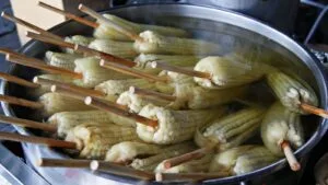Caldo de Galinha Caipira com Mandioca e Milho: o Jantar Caipira que Sustenta Agosto Frio