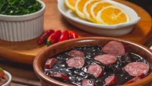 Arrumadinho Nordestino de Feijão Verde com Carne de Sol e Queijo Coalho