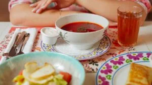 Sopa de Beterraba com Queijo Coalho e Gengibre: o Jantar Cremoso para Agosto Frio