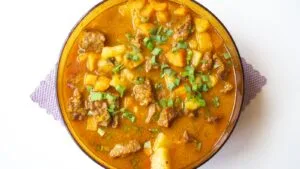 Carne de Panela com Batata-Doce e Quiabo: Almoço Brasileiro de Agosto