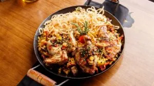 Arroz com Frango Caipira à Mineira: Almoço de Agosto no Interior das Gerais