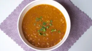 Caldo de Guandu Nordestino com Carne Seca e Cebolinha: o Jantar de Agosto no Agreste