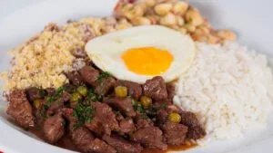 Arroz de Cerrado com Guariroba: o Prato Principal do Sudoeste Goiano que Sustenta Julho