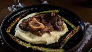 Costeleta de Cordeiro na Brasa com Purê de Baroa: o Almoço Serrano de Agosto na Mantiqueira