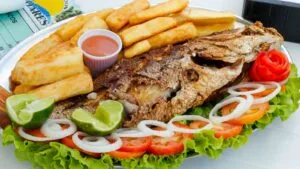 Lambari Frito com Angu de Polenta Cremoso: o Almoço de Agosto no Interior Mineiro