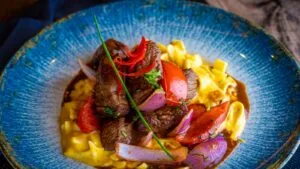 Picadinho Mineiro de Filé Mignon com Batata Palha: o Almoço de Domingo de Agosto