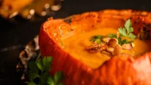 Sopa Cremosa de Moranga com Frango Caipira: o Jantar de Agosto nas Serras do Sul