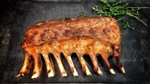 Costela Suína Assada com Mostarda e Mel: o Almoço de Agosto no Interior do Sul