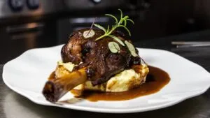 Pernil de Cordeiro no Forno Lento: o Jantar Serrano de Agosto na Serra Catarinense