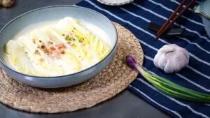 Sopa Cremosa de Repolho com Trigo em Grão e Cebola Caramelizada: o Jantar de Agosto