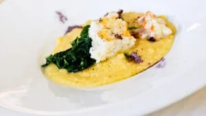 Lebre à Caçadora Gaúcha com Polenta Cremosa e Cebolas Caramelizadas no Vinho Tinto