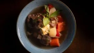 Sopa de Inhame com Carne Seca, Couve e Alho Dourado: o Jantar de Panela da Transição de Setembro