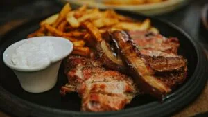 Bisteca de Porco na Cerveja Preta com Batatas Rústicas: o Almoço de Setembro