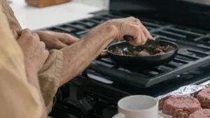 Jiló Refogado com Carne Moída: o Prato Mineiro de Panela no Almoço de Setembro