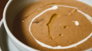 Caldo de Alcachofra com Batata e Azeite: o Jantar Mediterrâneo de Transição em Setembro