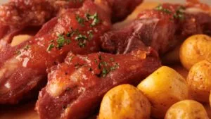 Costelinha de Porco Assada no Forno com Batatas e Ervas, o Almoço de Outubro Paulista