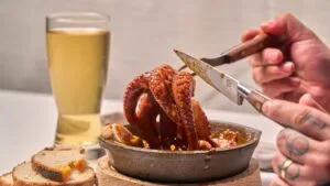 Polvo na Cerveja Preta com Batata e Cebola Caramelizada: o Jantar Catarinense de Outubro
