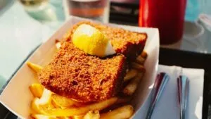 Peixe-Galo Frito com Manteiga de Garrafa e Pirão de Aipim: o Almoço no Litoral Pernambucano