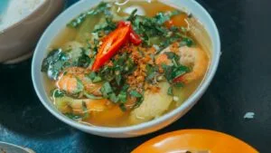 Sopa de Camarão-Canela com Linguiça e Tomate: o Jantar do Litoral Catarinense em Outubro